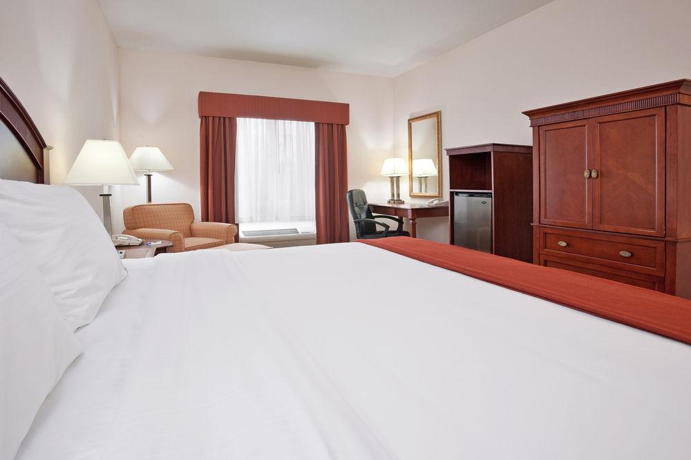 Holiday Inn Express & Suites Detroit - Farmington Hills By Ihg Northville Exterior photo