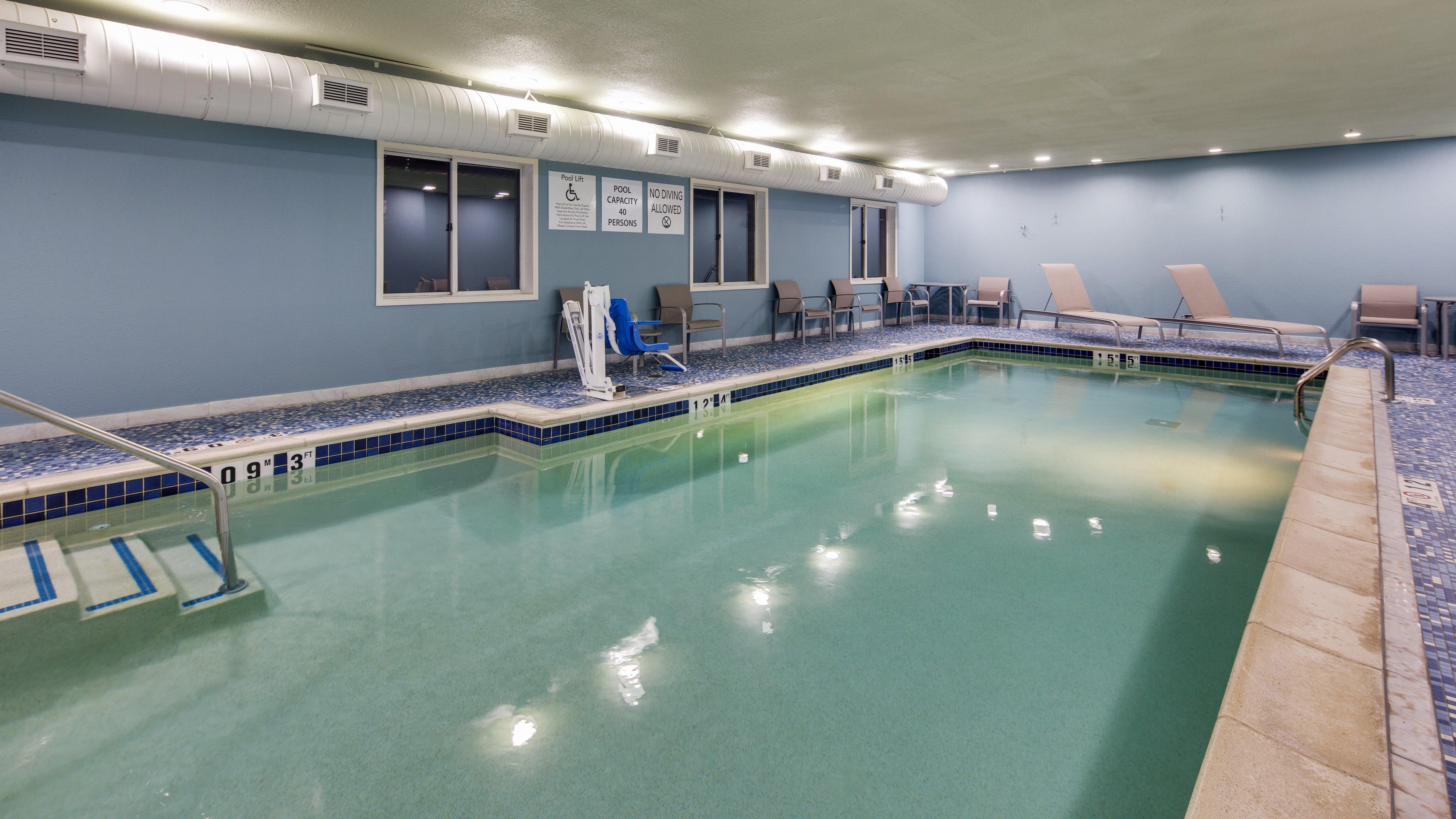 Holiday Inn Express & Suites Detroit - Farmington Hills By Ihg Northville Exterior photo