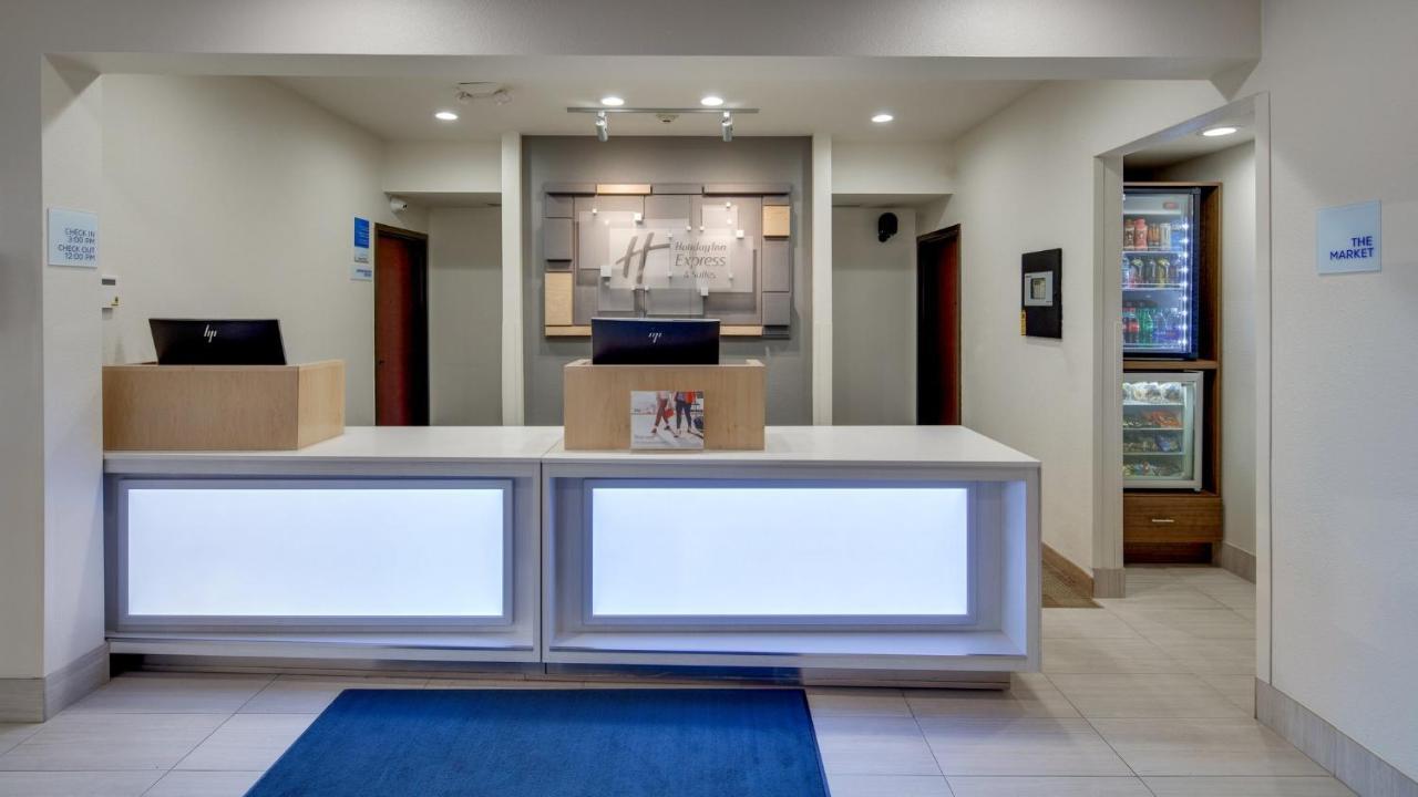 Holiday Inn Express & Suites Detroit - Farmington Hills By Ihg Northville Exterior photo