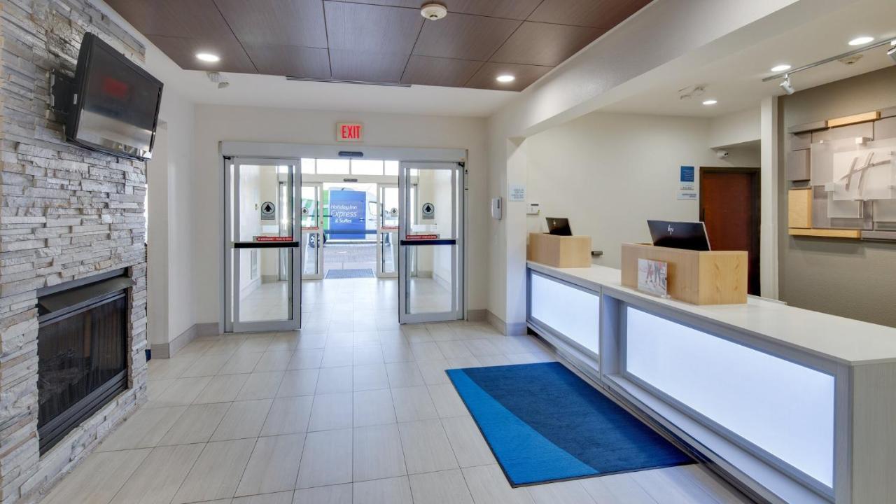 Holiday Inn Express & Suites Detroit - Farmington Hills By Ihg Northville Exterior photo