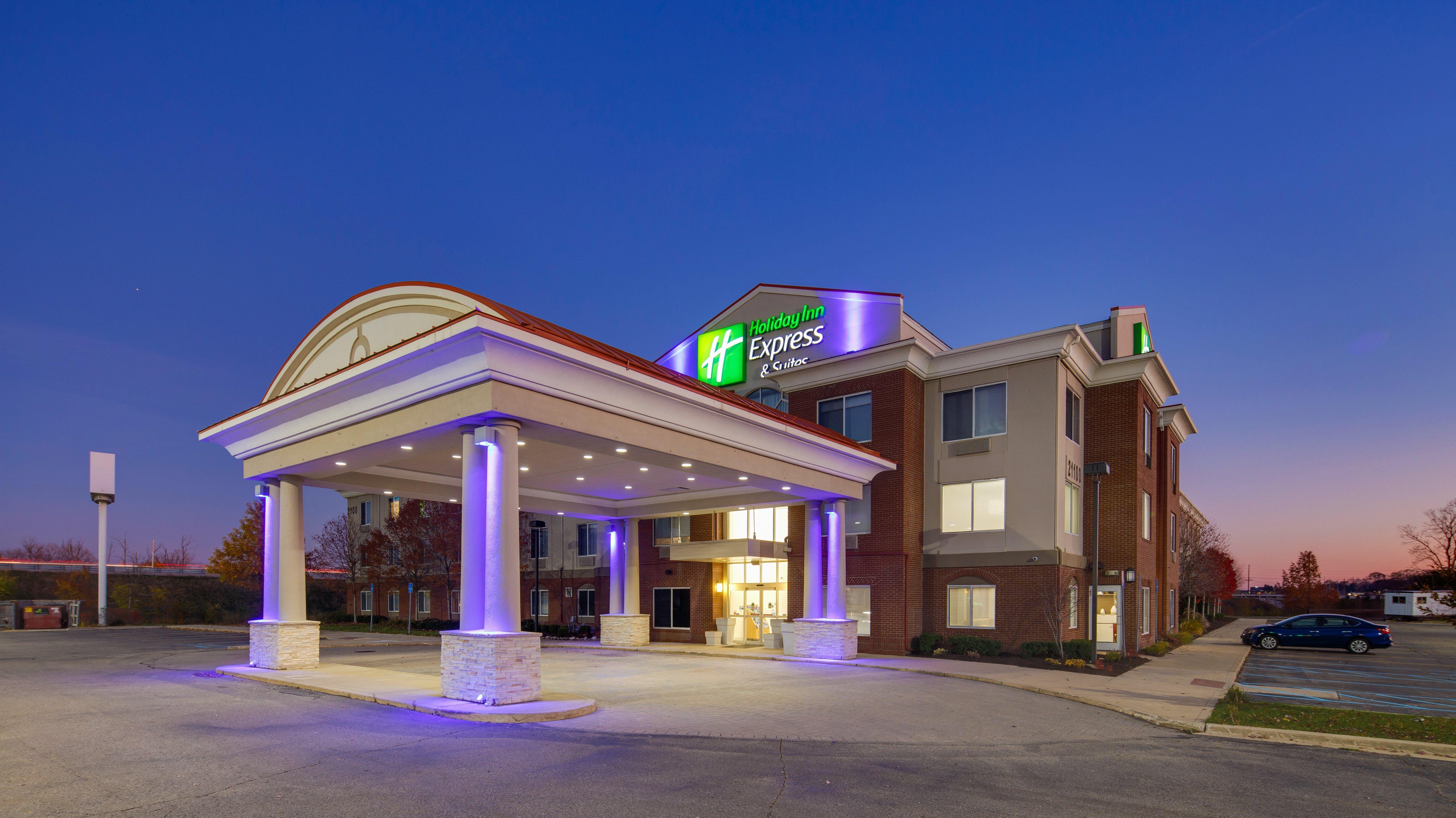Holiday Inn Express & Suites Detroit - Farmington Hills By Ihg Northville Exterior photo