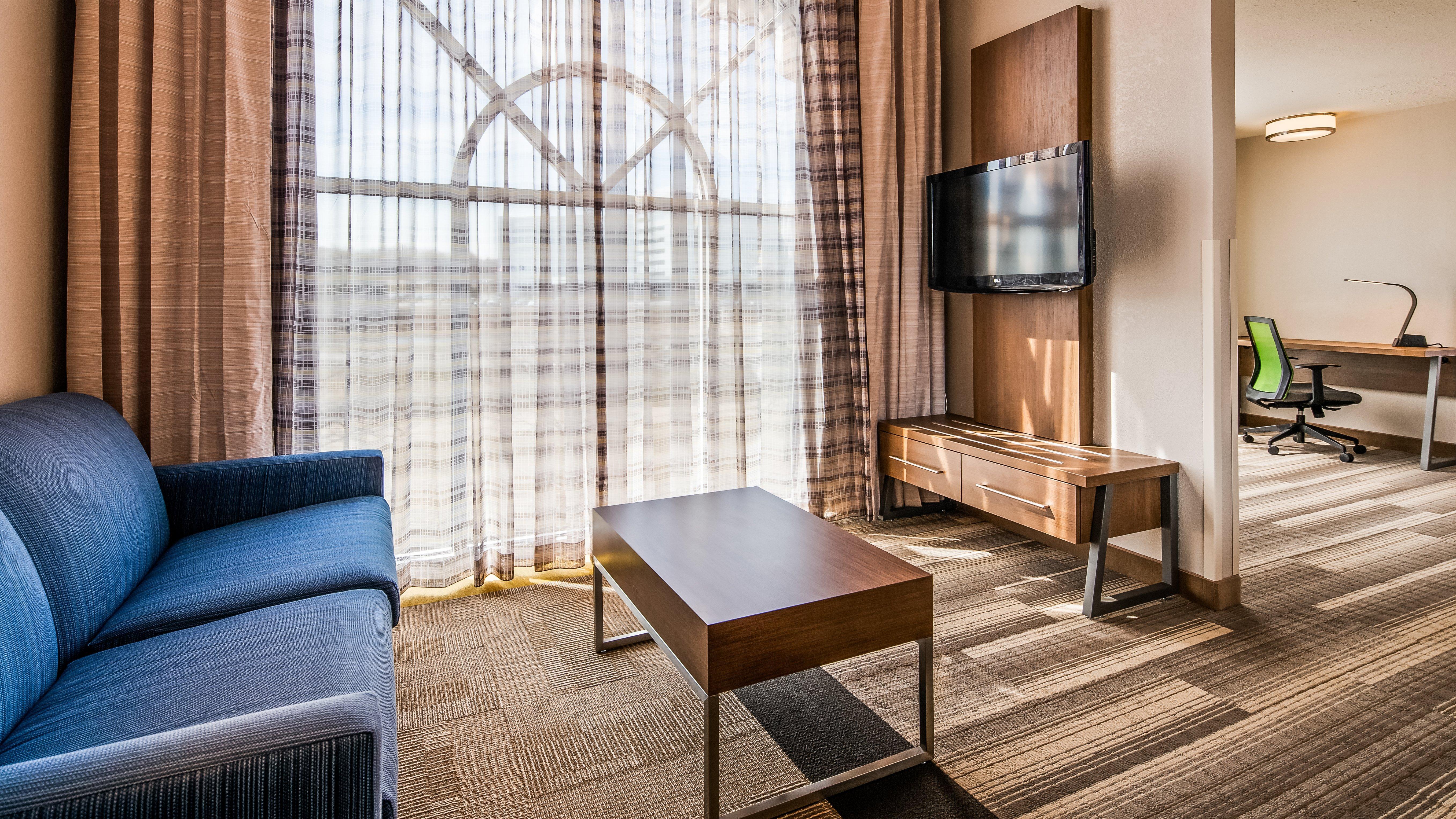 Holiday Inn Express & Suites Detroit - Farmington Hills By Ihg Northville Exterior photo