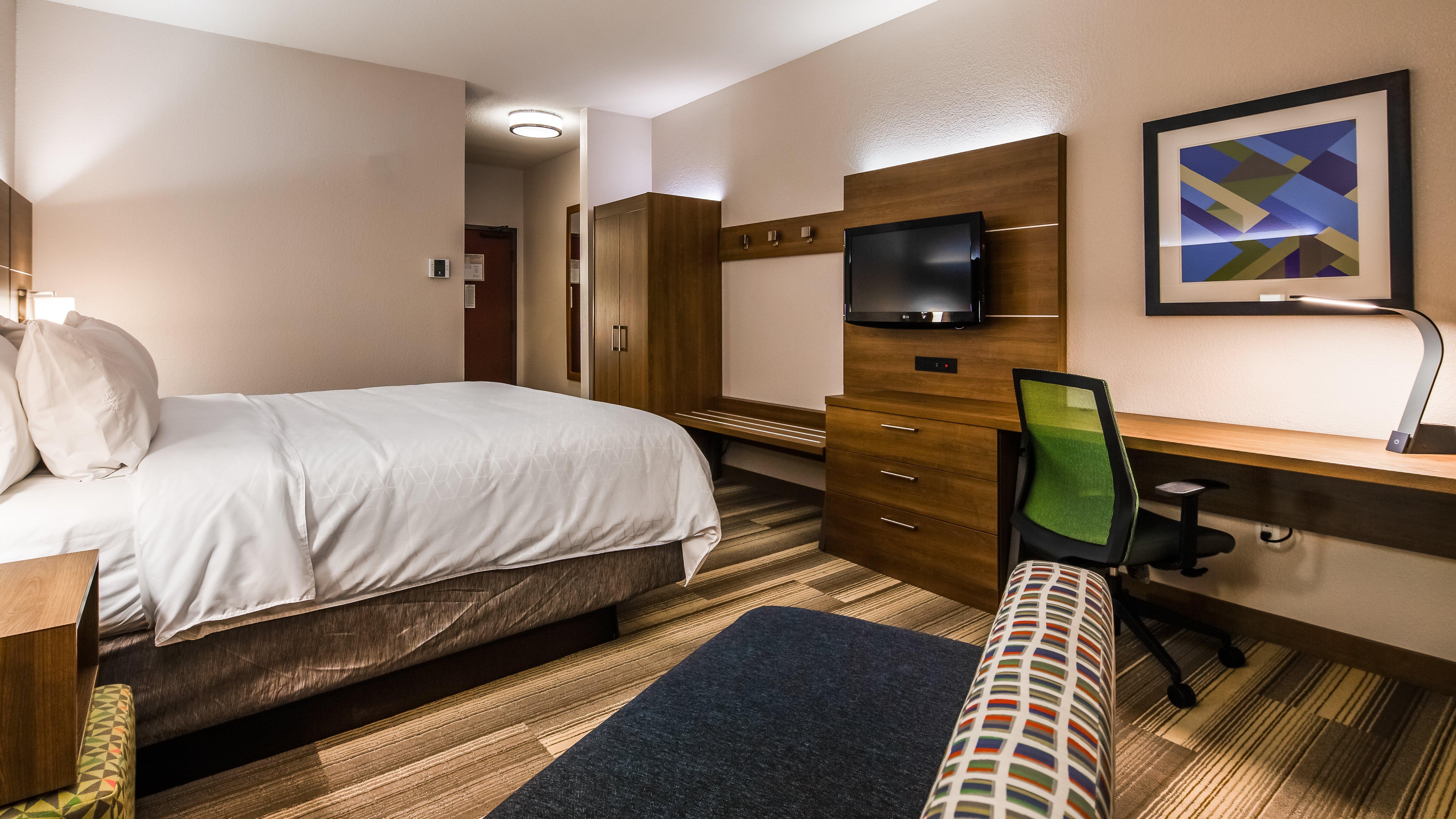 Holiday Inn Express & Suites Detroit - Farmington Hills By Ihg Northville Exterior photo