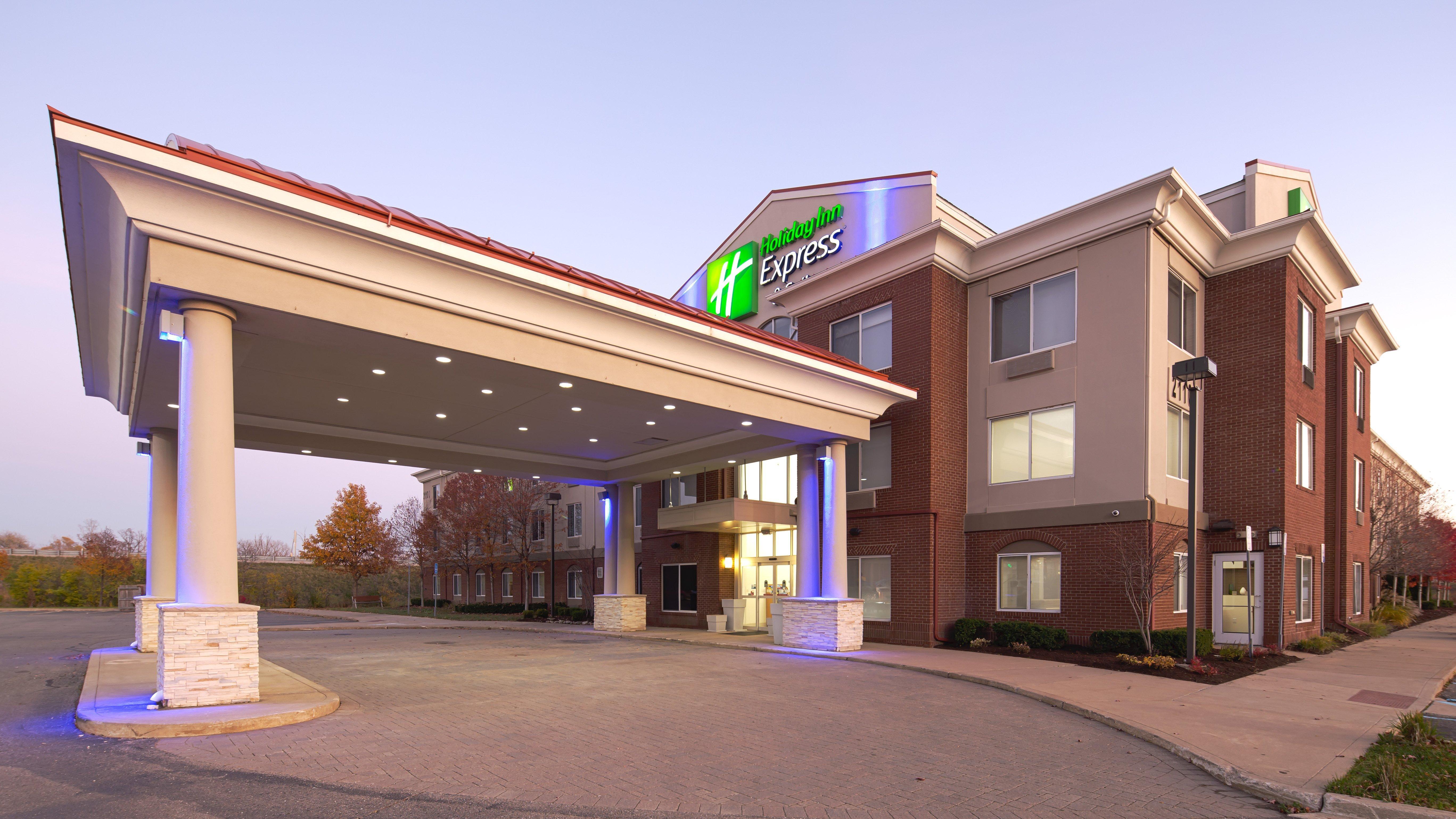 Holiday Inn Express & Suites Detroit - Farmington Hills By Ihg Northville Exterior photo