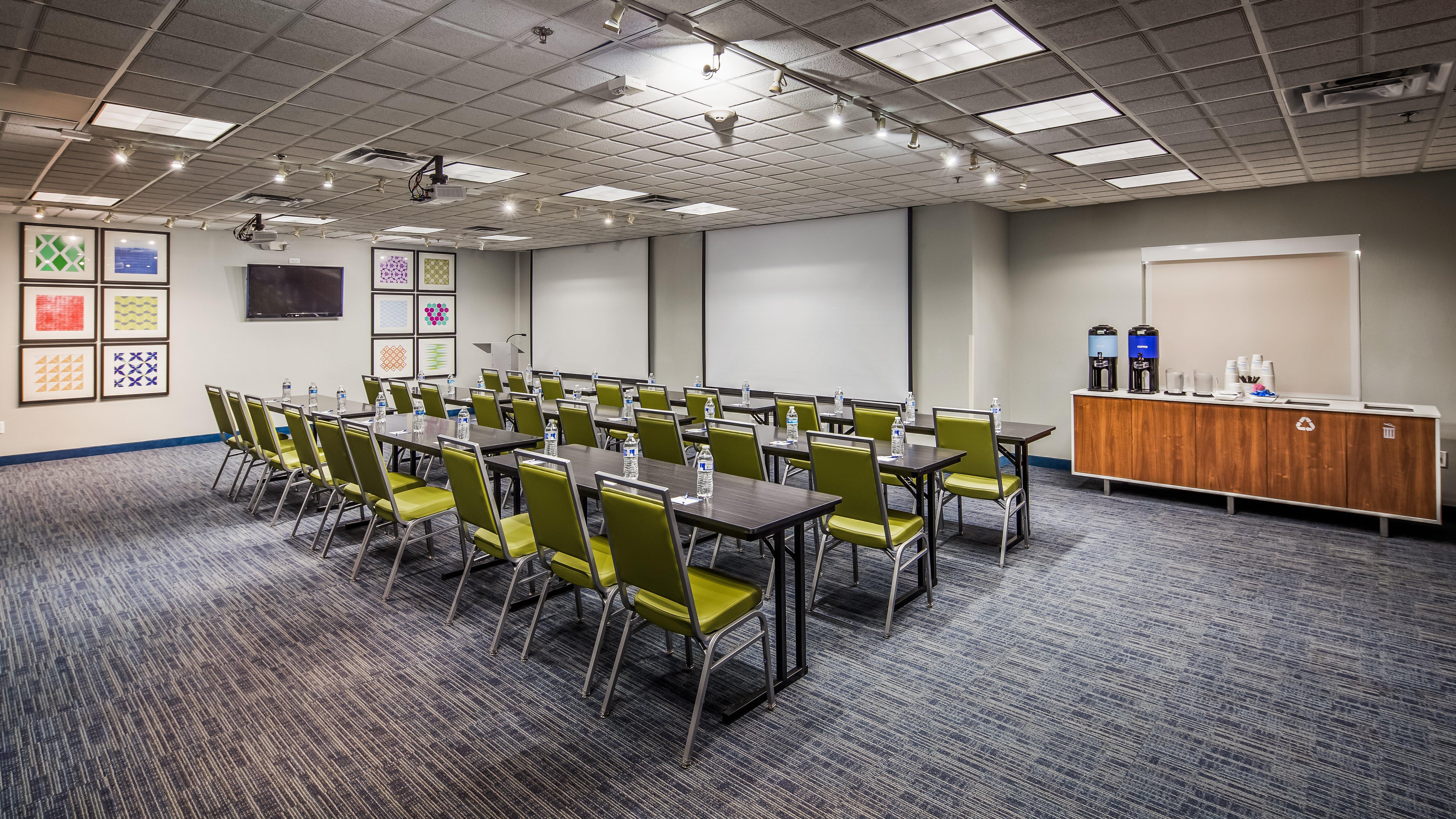 Holiday Inn Express & Suites Detroit - Farmington Hills By Ihg Northville Exterior photo