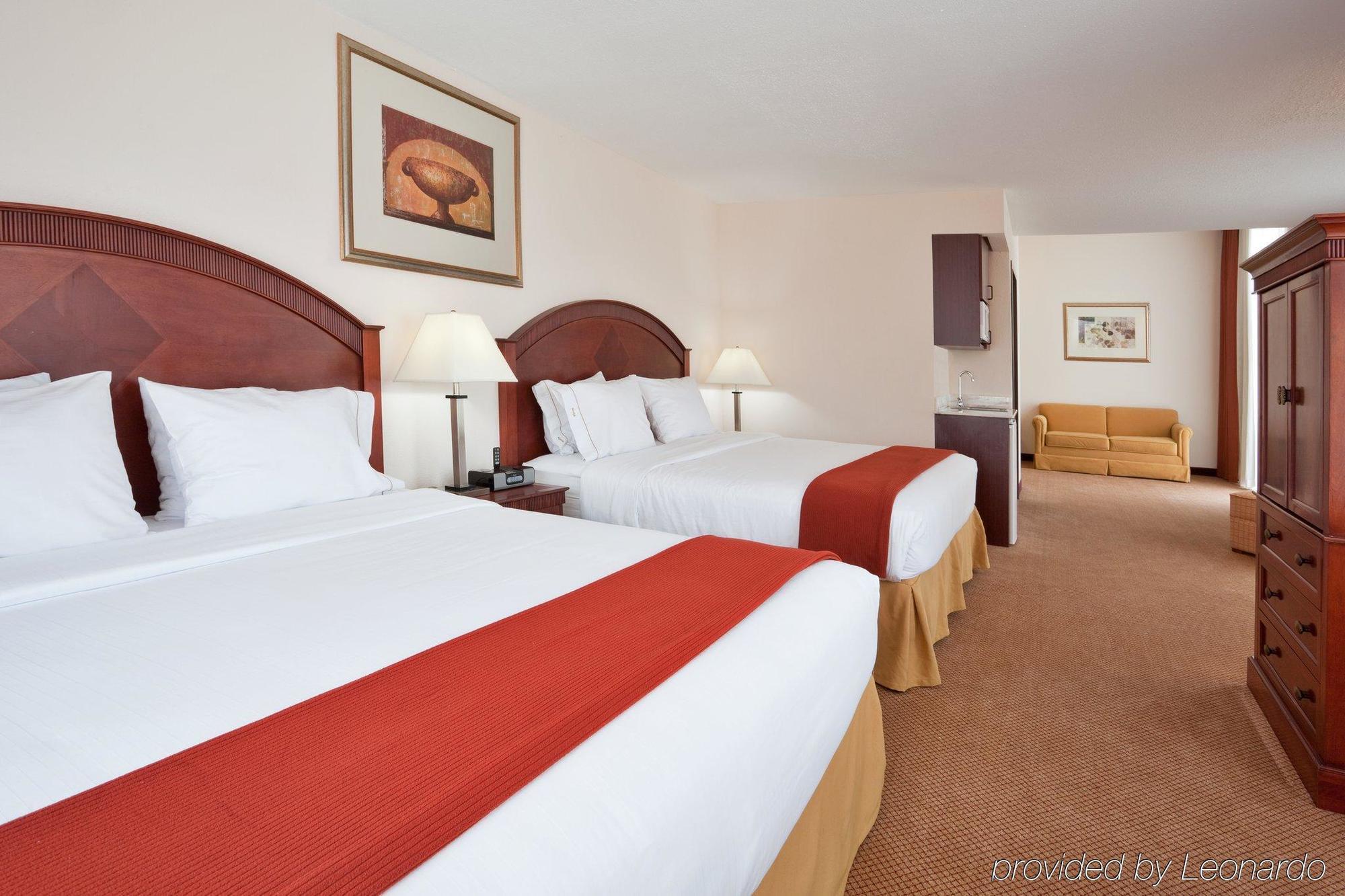 Holiday Inn Express & Suites Detroit - Farmington Hills By Ihg Northville Room photo
